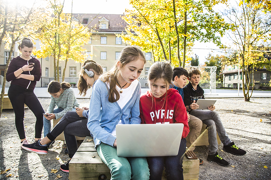 I giovani hanno bisogno di dispositivi mobili nel parco giochi.