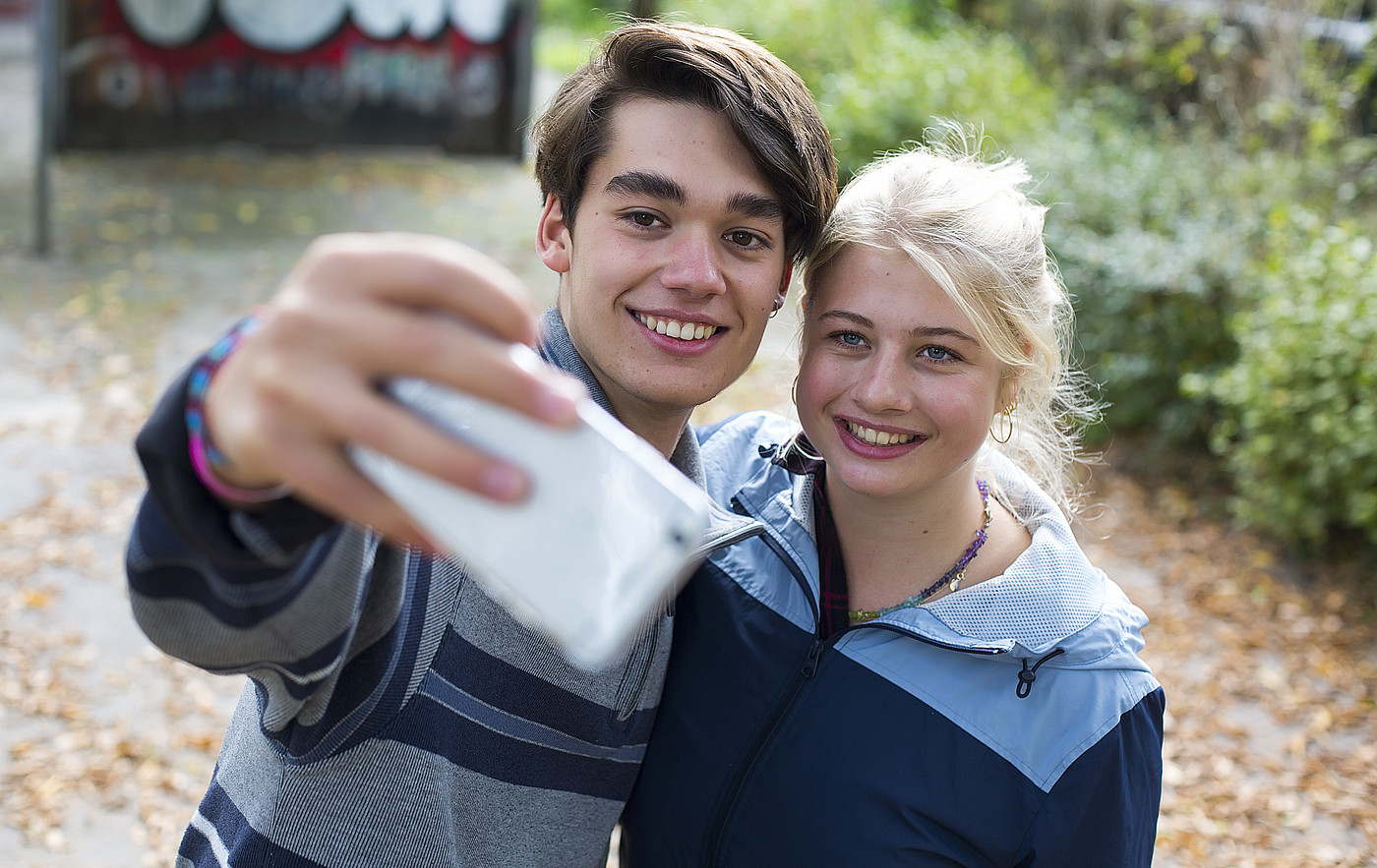 Due adolescenti che si fanno un selfie.