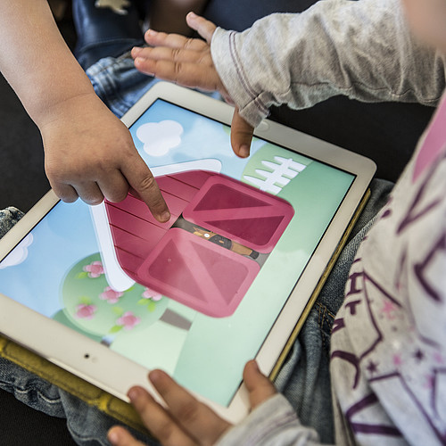 I bambini piccoli imparano giocando con il tablet