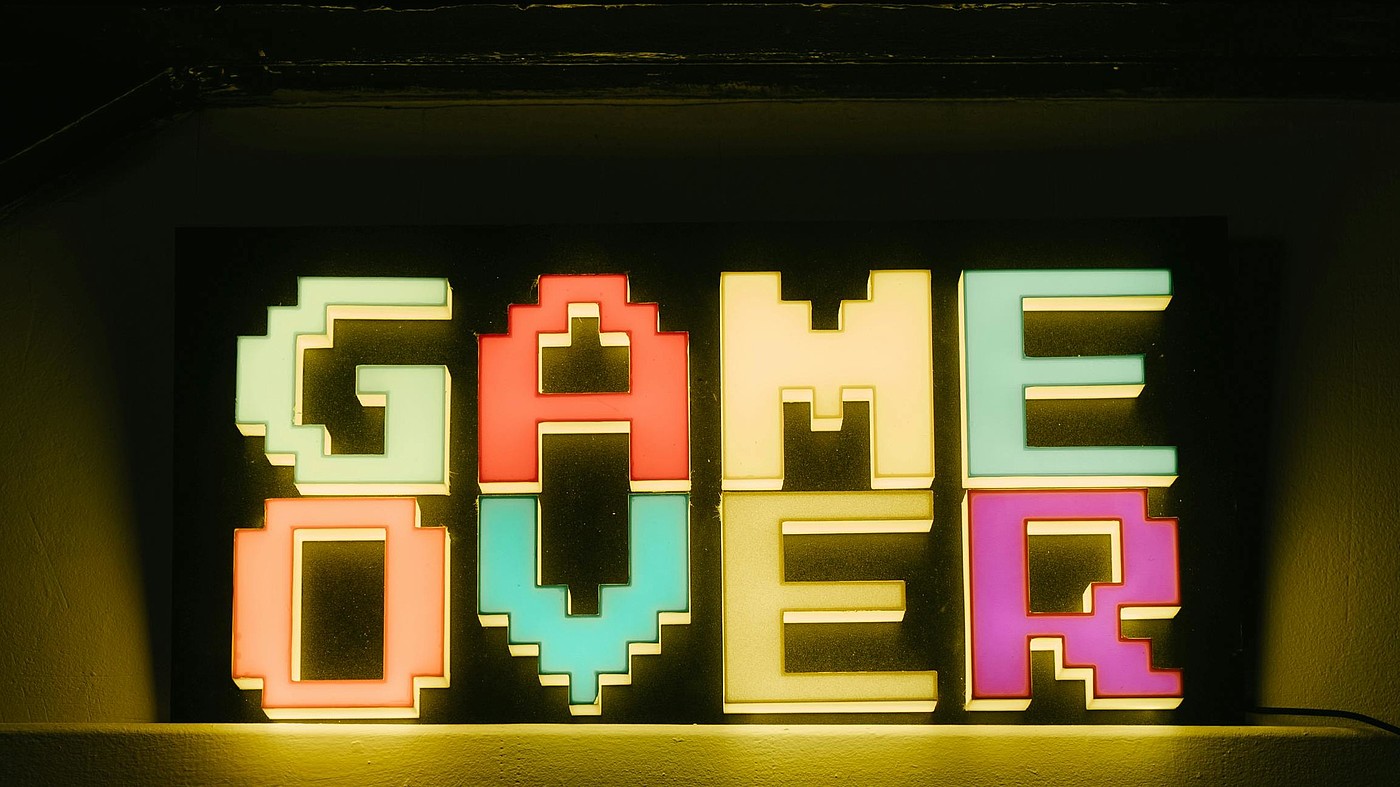Scritta “Game Over” in lettere LED