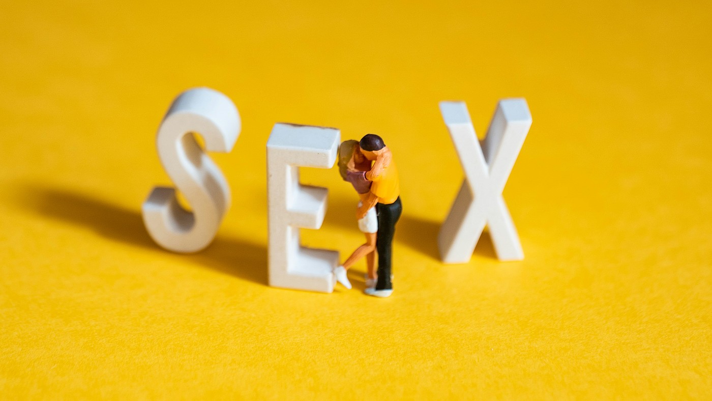Due piccole figure abbracciate e le lettere S-E-X.