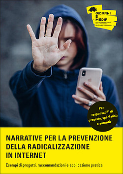 Un adolescente che tiene una mano in avanti con le dita tese e tiene uno smartphone nell'altra mano.