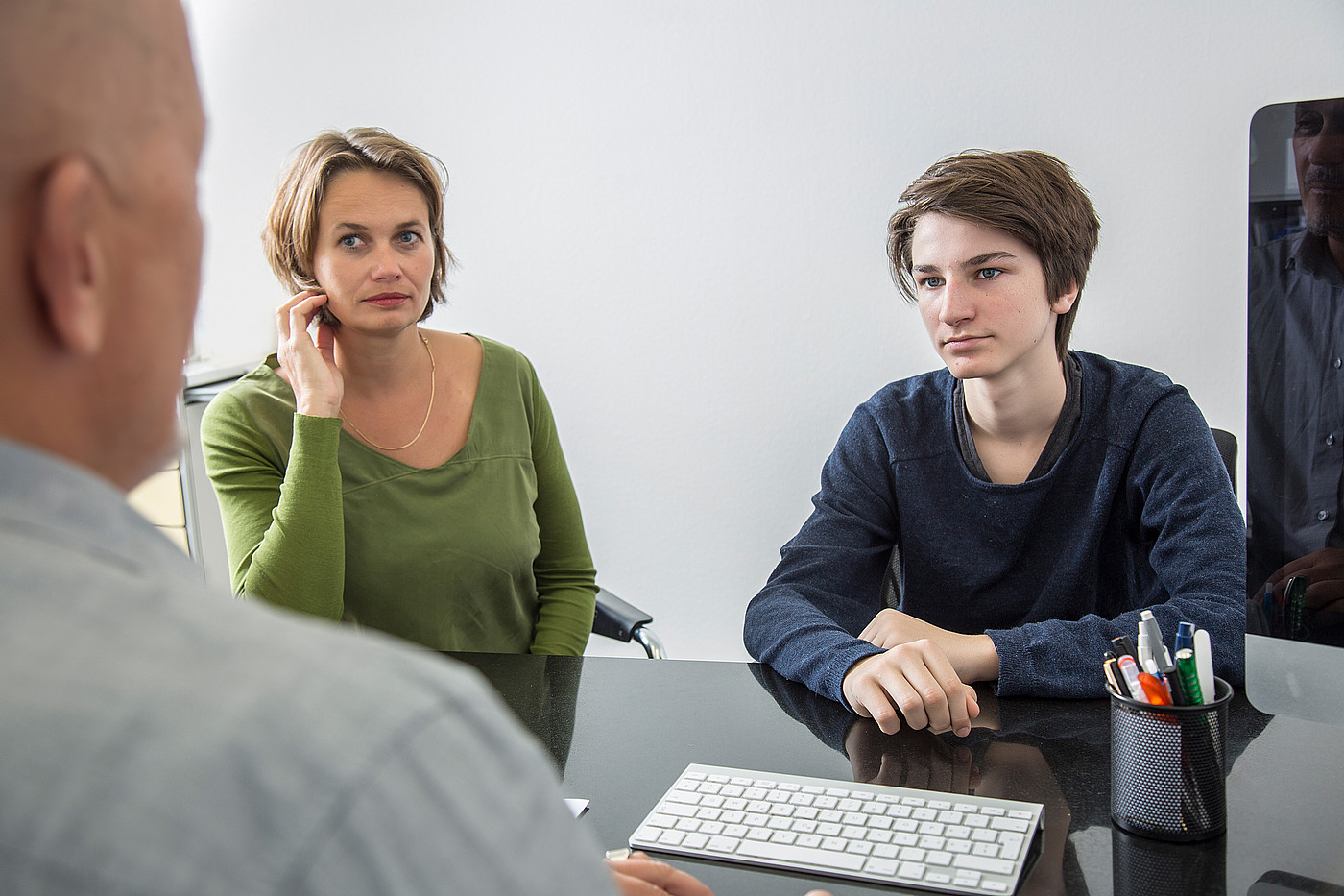 La madre con suo figlio durante una sessione di consulenza.