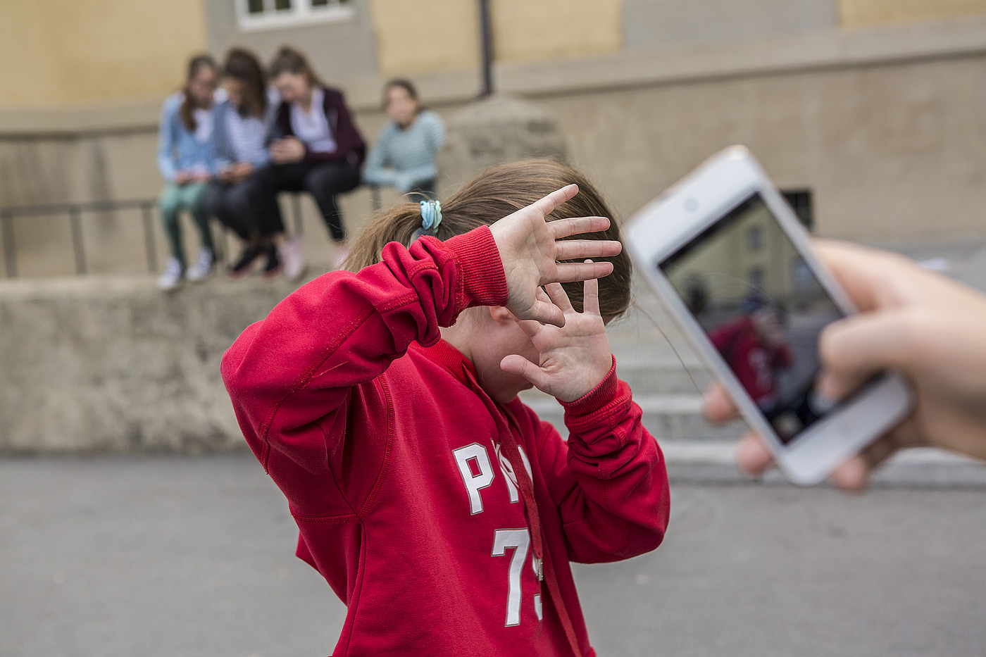 Un'adolescente viene fotografata contro la sua volontà.