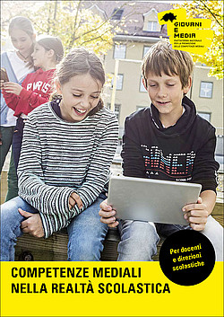 Due bambini che guardano un tablet e due bambini sullo sfondo che guardano uno smartphone.