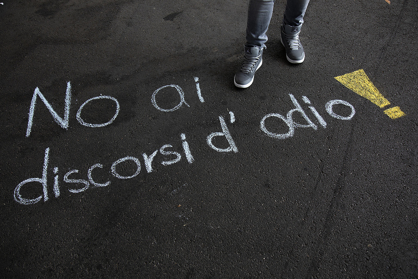 Sul pavimento è scritto in gesso: No ai discorsi d'odio!