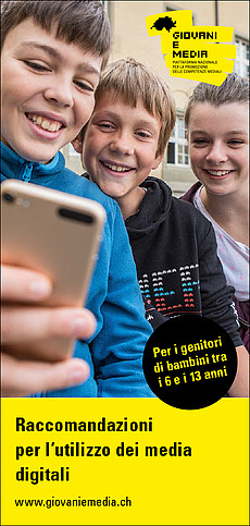 Copertina del nostro volantino che mostra tre bambini che guardano insieme uno smartphone