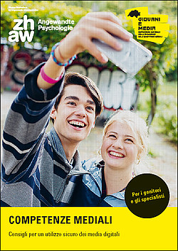 Copertina della nostra brochure che mostra due adolescenti che si scattano un selfie.