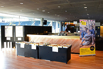 Due tavoli neri nello stadio di Wankdorf con opuscoli su giovani e media.