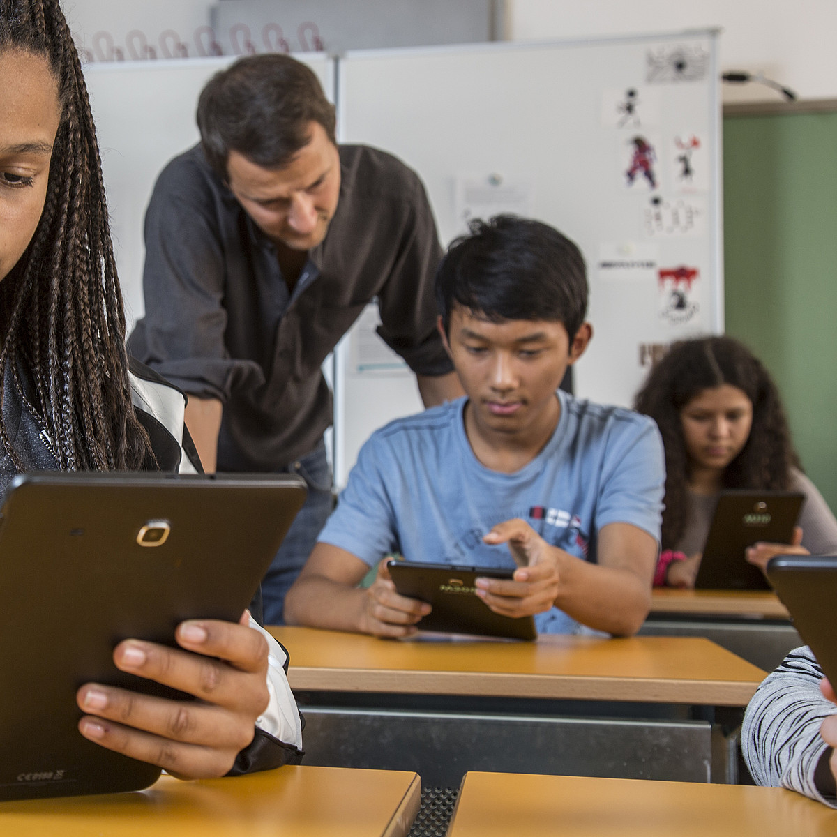 Gli alunni usano i cellulari in classe.