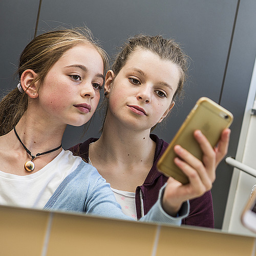 Due ragazze adolescenti si scattano un selfie.