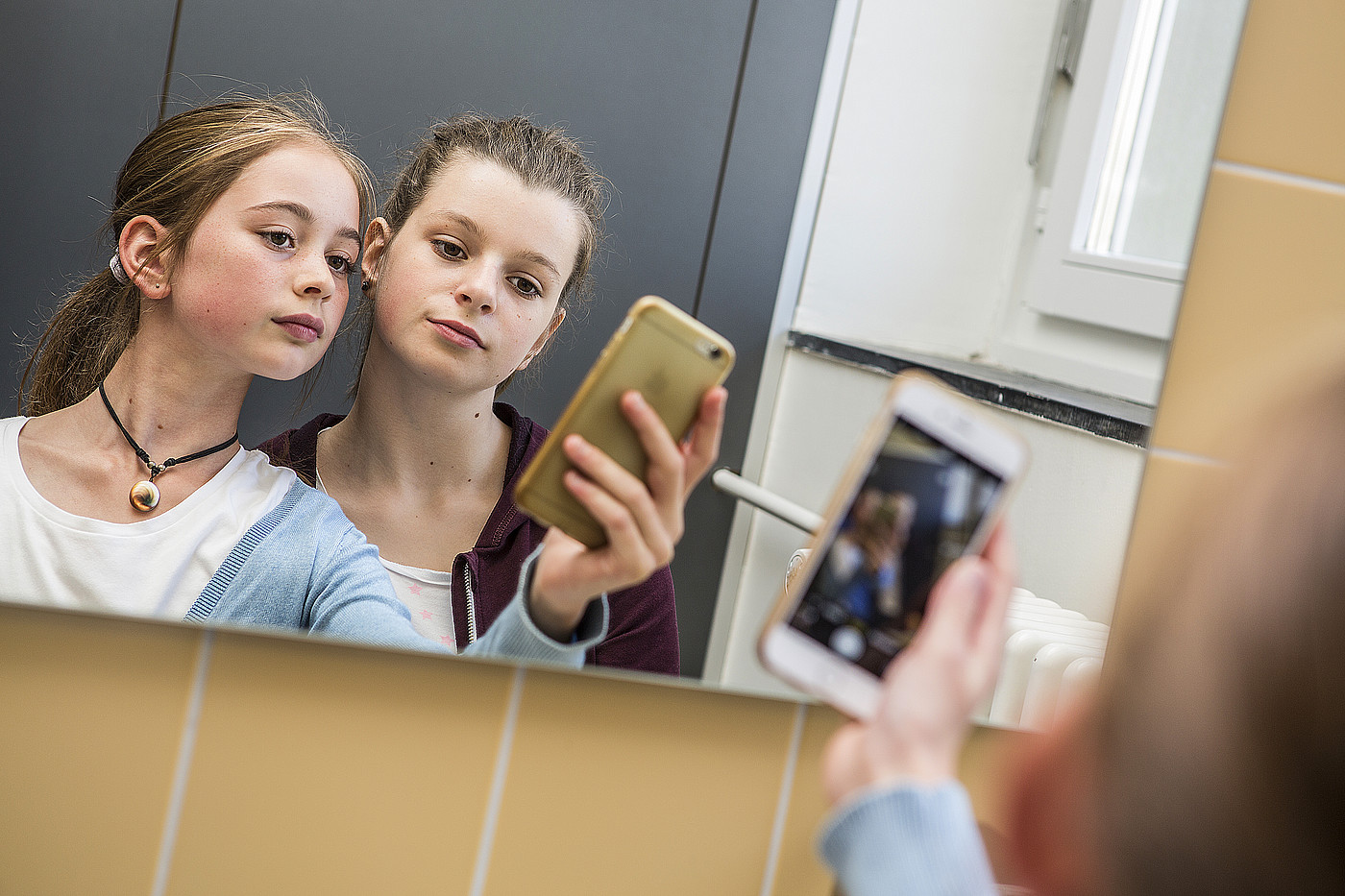 Due ragazze adolescenti si scattano un selfie.