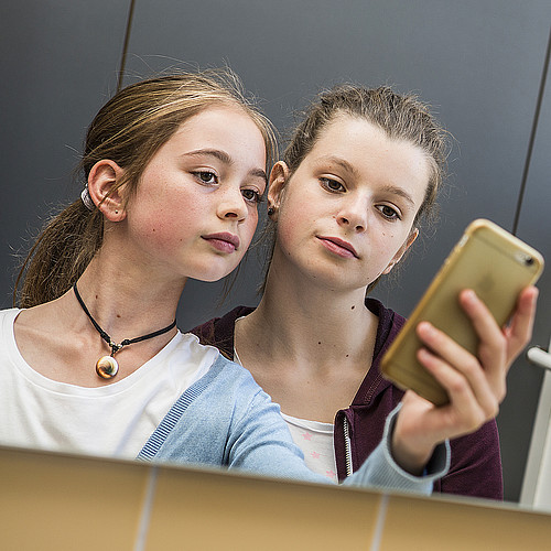 Due ragazze adolescenti si scattano un selfie.