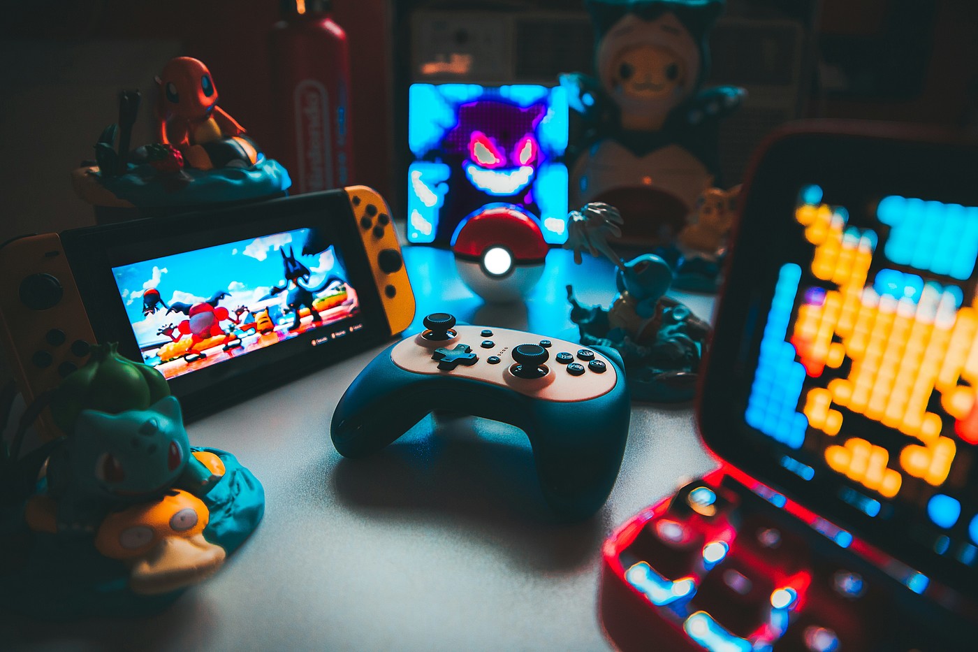 Videogiochi e controller su un tavolo