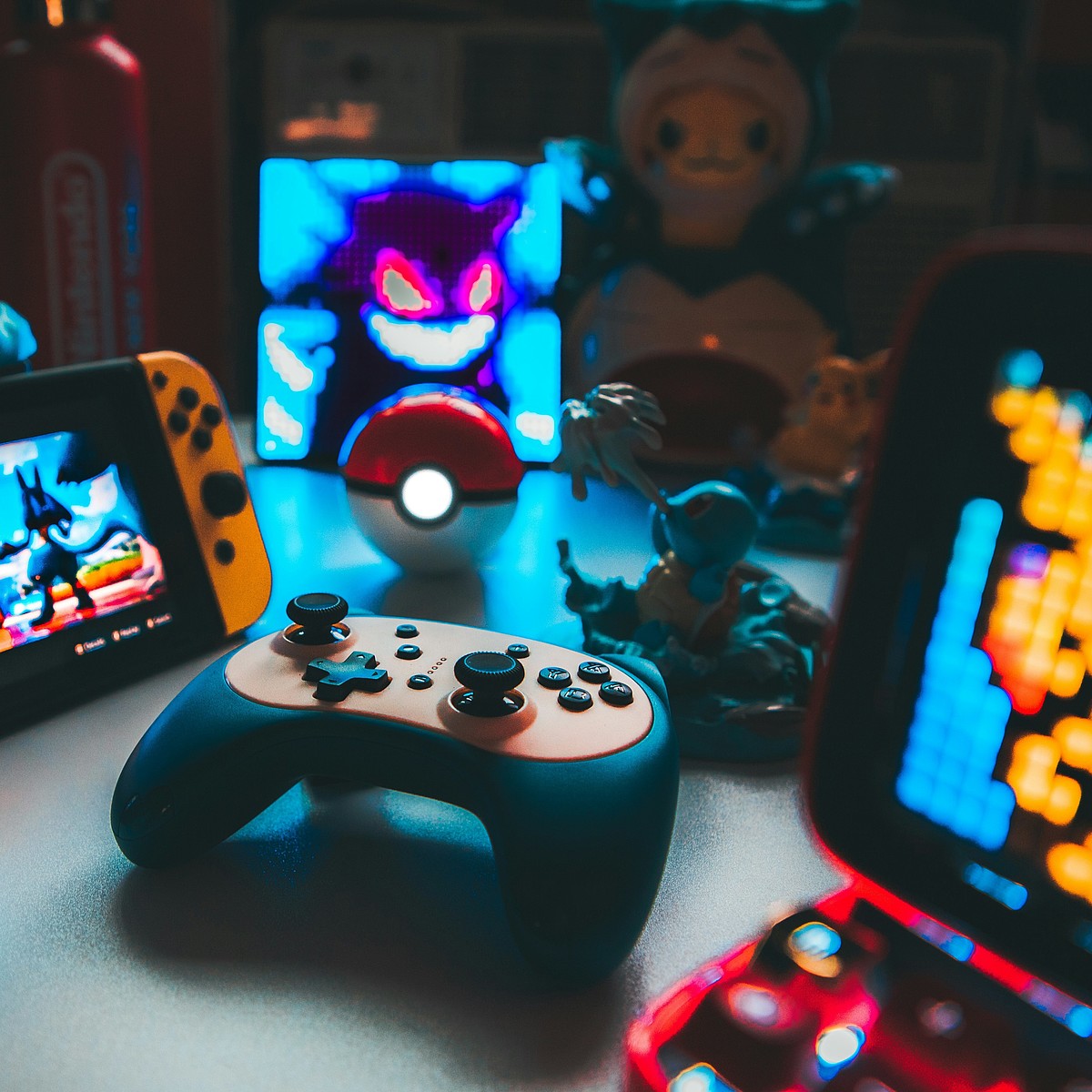 Videogiochi e controller su un tavolo