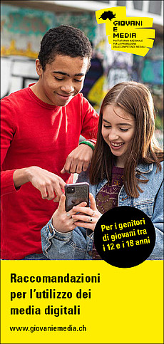 Prima pagina del nostro volantino che mostra due adolescenti che guardano insieme uno smartphone