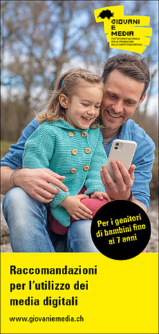 frontespizio del volantino con un padre e sua figlia in grembo, che sorride e guarda uno smartphone
