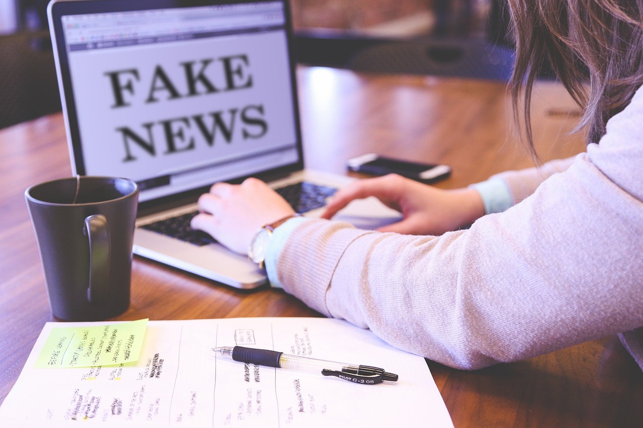 Immagine simbolica delle fake news